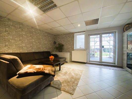 Wohnzimmer mit Zugang zur Terrasse