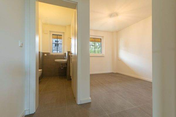 Schlafzimmer mit Bad en Suit im Erdgeschoss