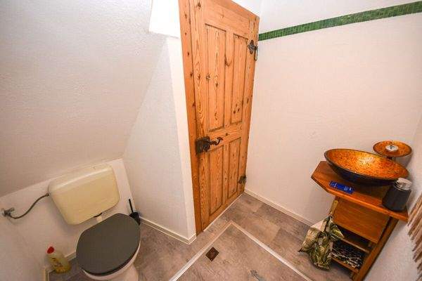 Gäste-WC mit Zugang zum GewölbekellerEG