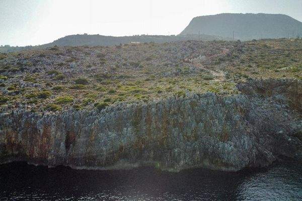 Kreta, Kokkino Chorio: Grundstück am Meer mit Genehmigung für Luxusvilla zu verkaufen