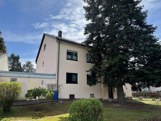 Rückansicht mit Garage