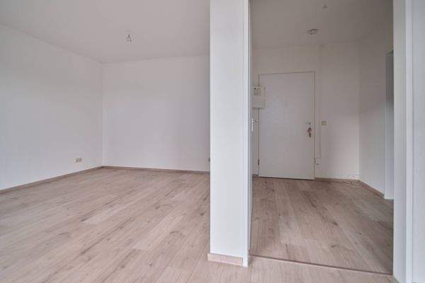 Wohn-/Schlafzimmer mit Blick in Flur