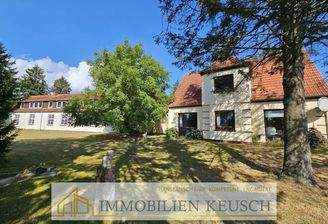 seitliche Ansicht großes Haus & Werkstätten