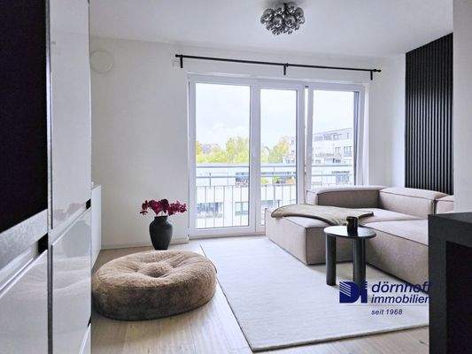 Wohnzimmer mit offener Küche