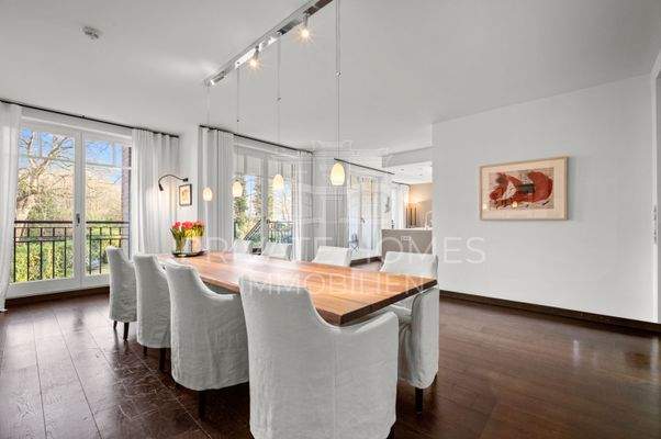 Essbereich mit Zugang zur Terrasse und Garten