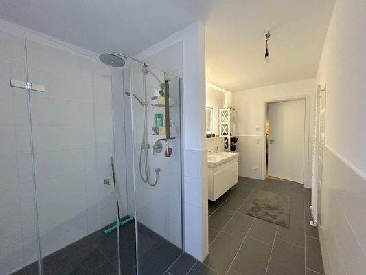 Bad mit geräumiger Dusche