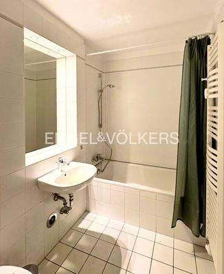 Unten - Bad mit Duschwanne