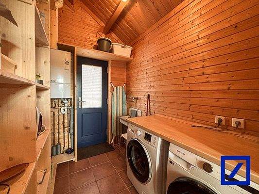 Abstellraum mit Tür zum Carport