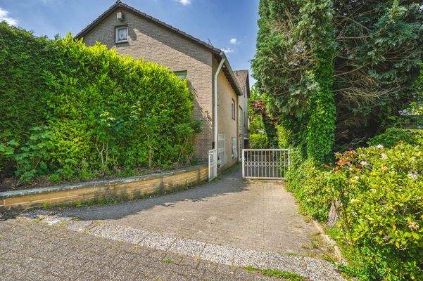 Hauseingang und Zufahrt Garage