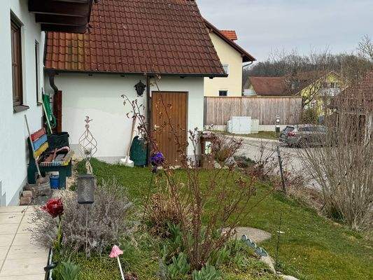 Garten mit Zugang zur Garage