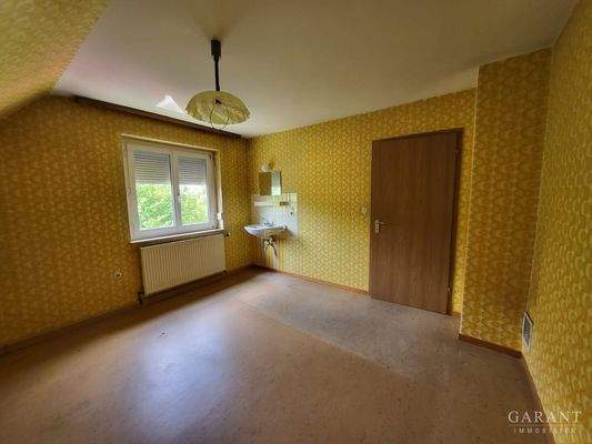 Zweites Kinderzimmer mit Waschgelegenheit