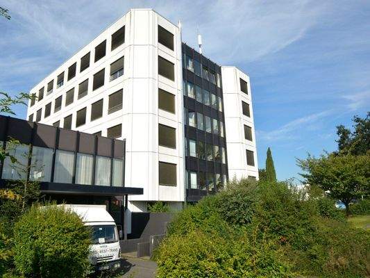 Blick auf den Gebäudekomplex