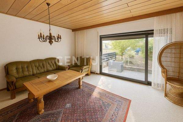 Helles Wohnzimmer mit viel Platz und Kamin