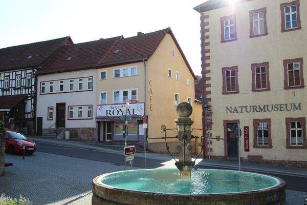 Außenaufnahme mit Brunnen