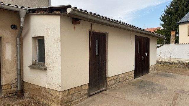 Nebengelass mit Garage