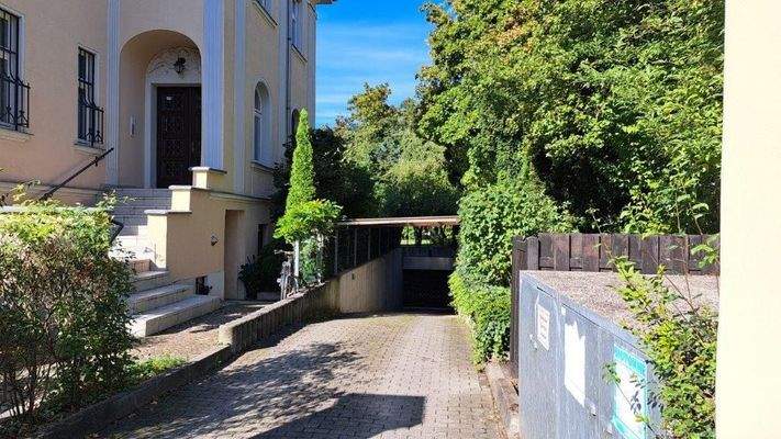 Einfahrt zur gemeinsamen Tiefgarage 