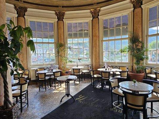 Glanzvoll, lichtdurchflutet, einladend