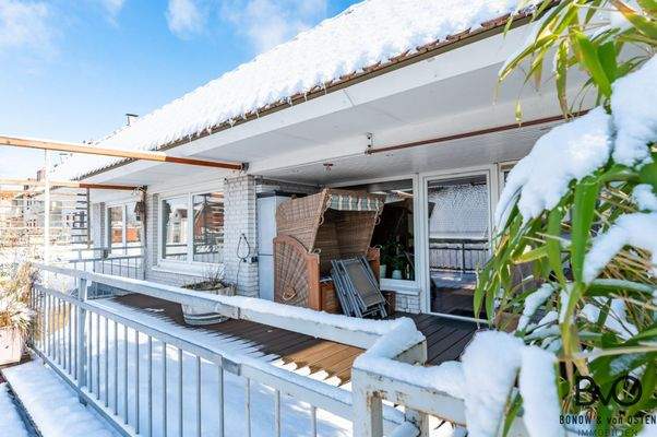 Große Terrassenfläche mit ausreichend Platz für einen Esstisch und Sitzgelegenheiten