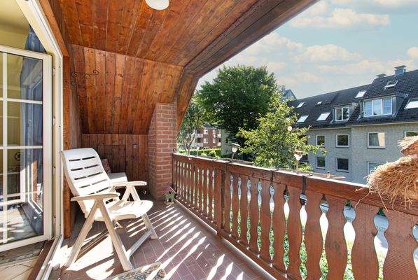 Sonniger Balkon mit praktischem Stauraum