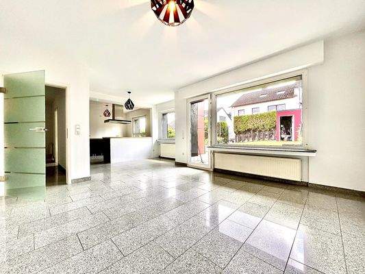 offener Wohnbereich EG mit Ausgang Terrasse