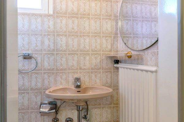 EG: Tageslicht Gäste-WC