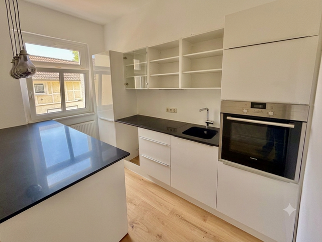 Einziehen und wohlfühlen: Frisch sanierte 4-Zimmer-Wohnung in Hochheim mit EBK & Balkon - Foto 1