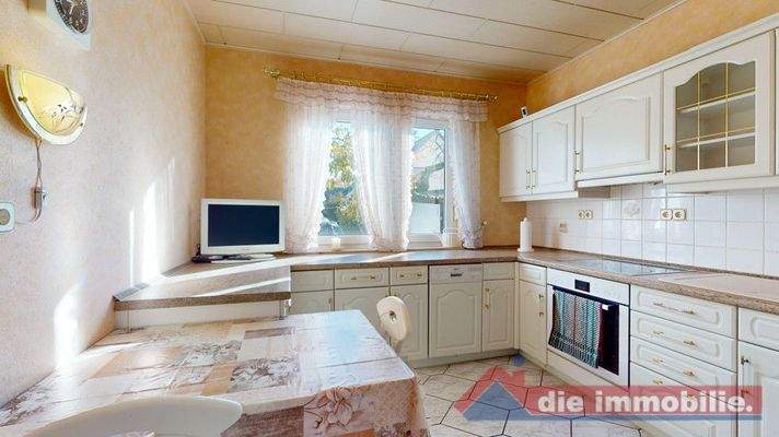 Praktische Küche mit Blick ins