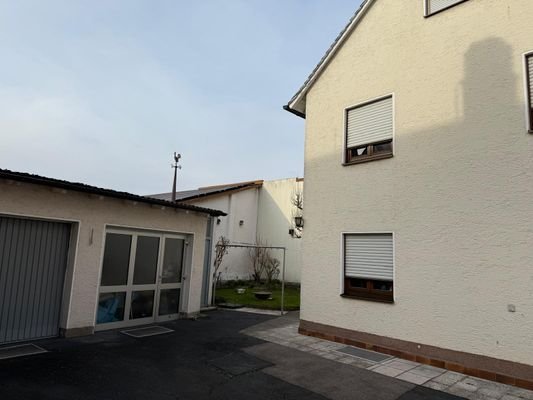 Ansicht Innenhof mit Doppelgarage und Hof - Immobi