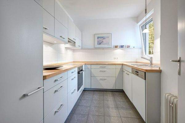 Zeitlose Einbauküche mit viel Stauraum