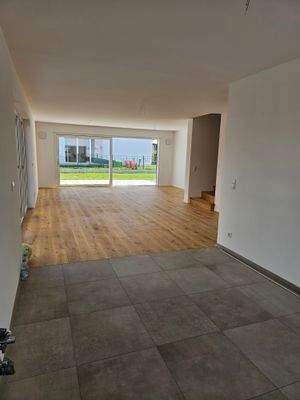 Blick vom Kochbereich in den Wohn-, Essbereich