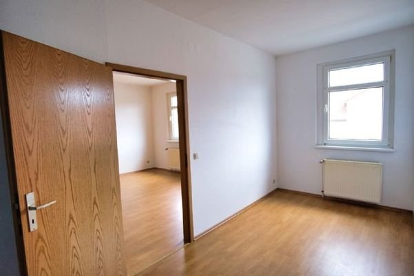 Schlafzimmer mit Blick zum Wohnzimmer