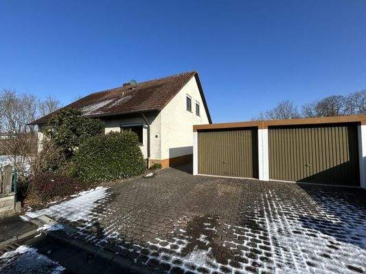 Außenansicht mit Doppelgaragen