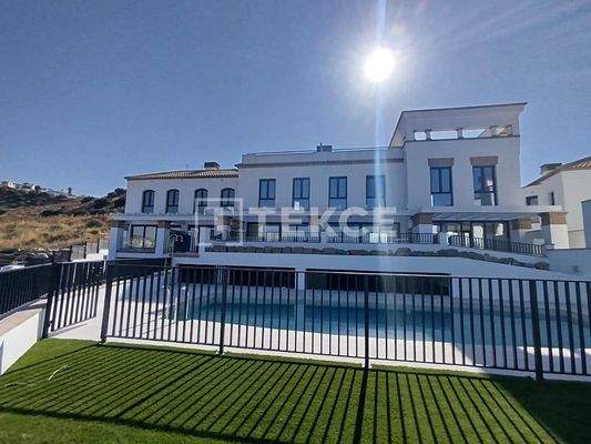 Sea View Houses with Communal Pool in Torrox