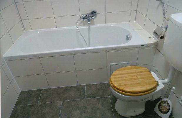 OG - Bad mit Wanne und Toilette