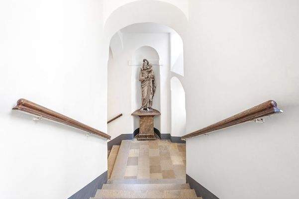 Wien-1.-Bezirk-Wohnung-Zugang-Treppenhaus