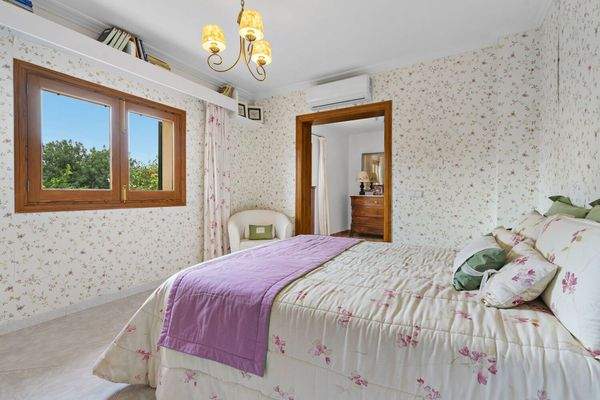 Schlafzimmer mit Blick ins Ankleidezimmer