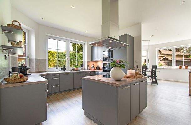 Stilvolle, offene Küche mit hochwertigen Siemens Geräten