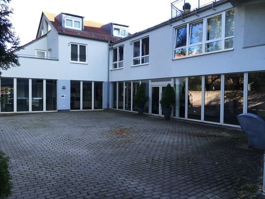 große Schaufensterfronten mit bodentiefen Fenstern