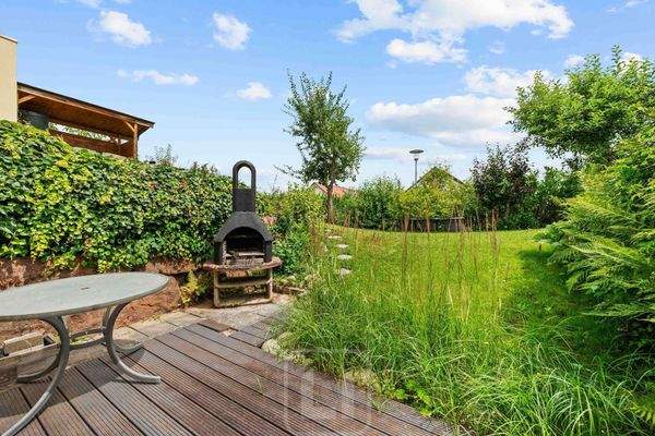 Terrasse mit Blick in den Garten