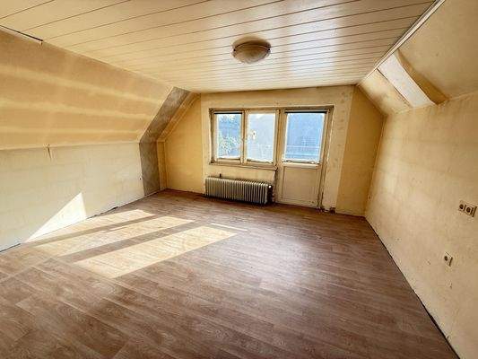 Schlafzimmer im Dachgeschoss mit Zugang Balkon