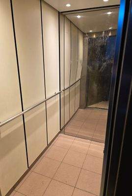 geräumige Liftkabine