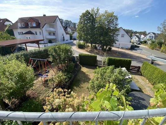 Blick vom Balkon in den Garten