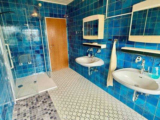 Eines von zwei Badezimmer