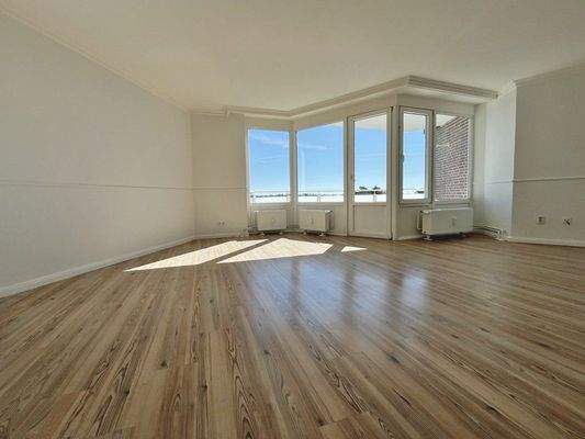 Wohn-/Schlafraum mit Blick zum Balkon