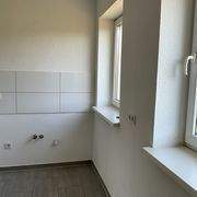 Leere Küche mit Fenstern