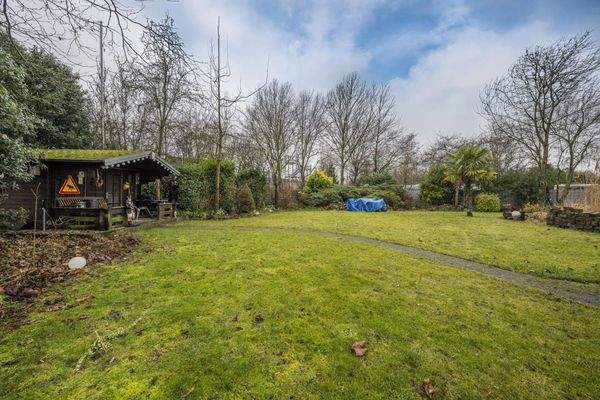 Gartenhaus und Grünfläche