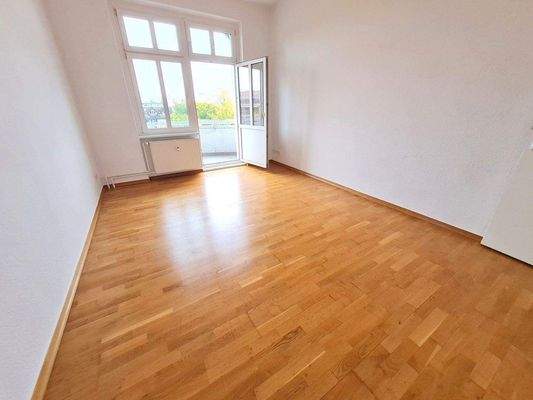 Wohnzimmer mit Balkon