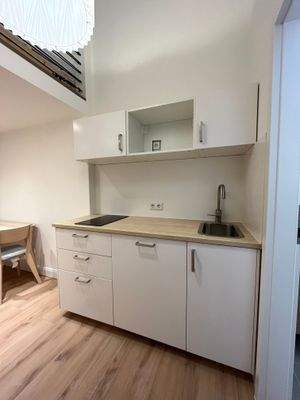 Küchenzeile mit Kochfeld, Mikrowelle, Kühlschrank mit Gefrierfach