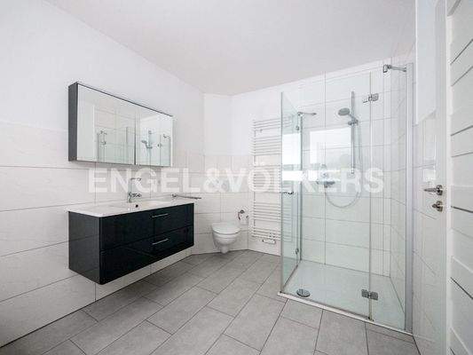 Badezimmer im EG mit Wanne und Dusche