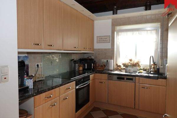 halboffene Küche mit Einbauküche